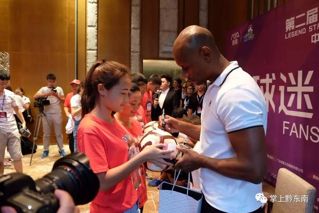 菲戈来凯里踢足球,世界足球先生路易斯菲戈