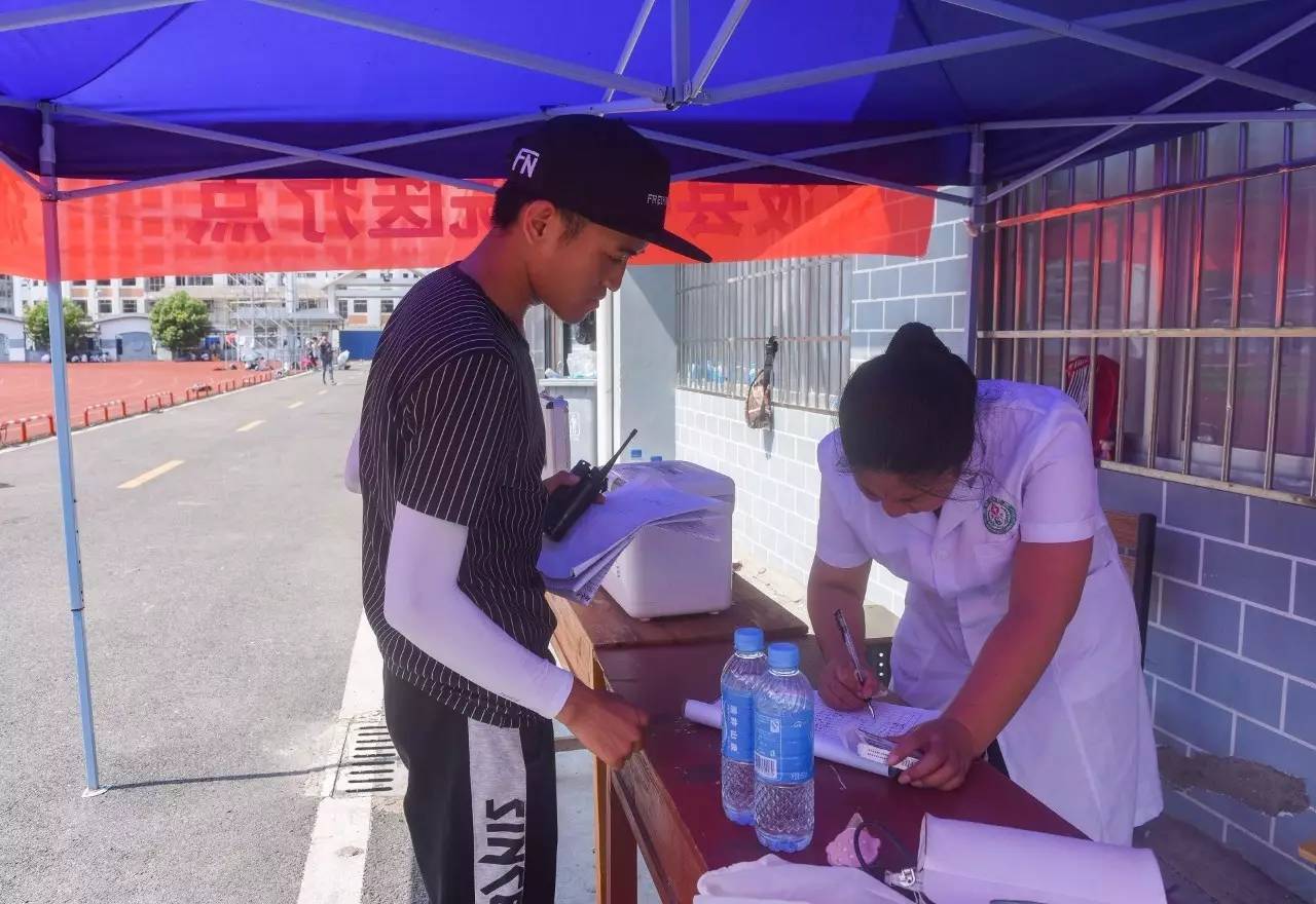 致敬白衣天使为逆行的勇士们祈福,致敬为我们守护的医护人员