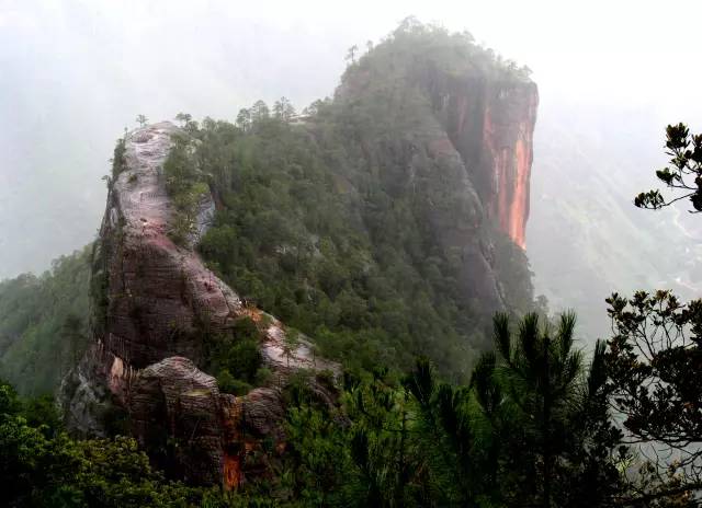 「新声快讯」云南世博集团将整体退出丽江老君山景区开发/丽江民专要代表云南参加全国青少年足球联赛啦！……