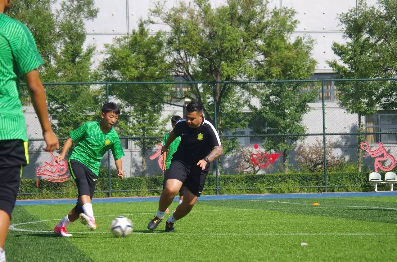 「开场哨」里皮：中国孩子只打乒乓球，重视青训是好的开端；国安青训外教：球员文化程度决定职业生涯高度；富力青训藏中国足球神童