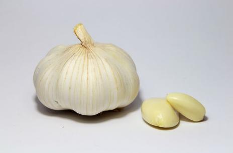 吃大蒜后恶心是大蒜中毒吗,吃大蒜恶心什么原因