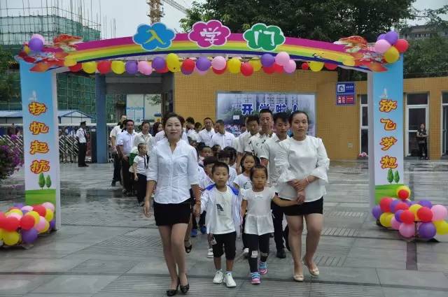 炫耀旅游，显摆装备，开学季，你攀比了吗？丨热点