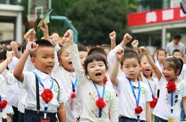 炫耀旅游，显摆装备，开学季，你攀比了吗？丨热点