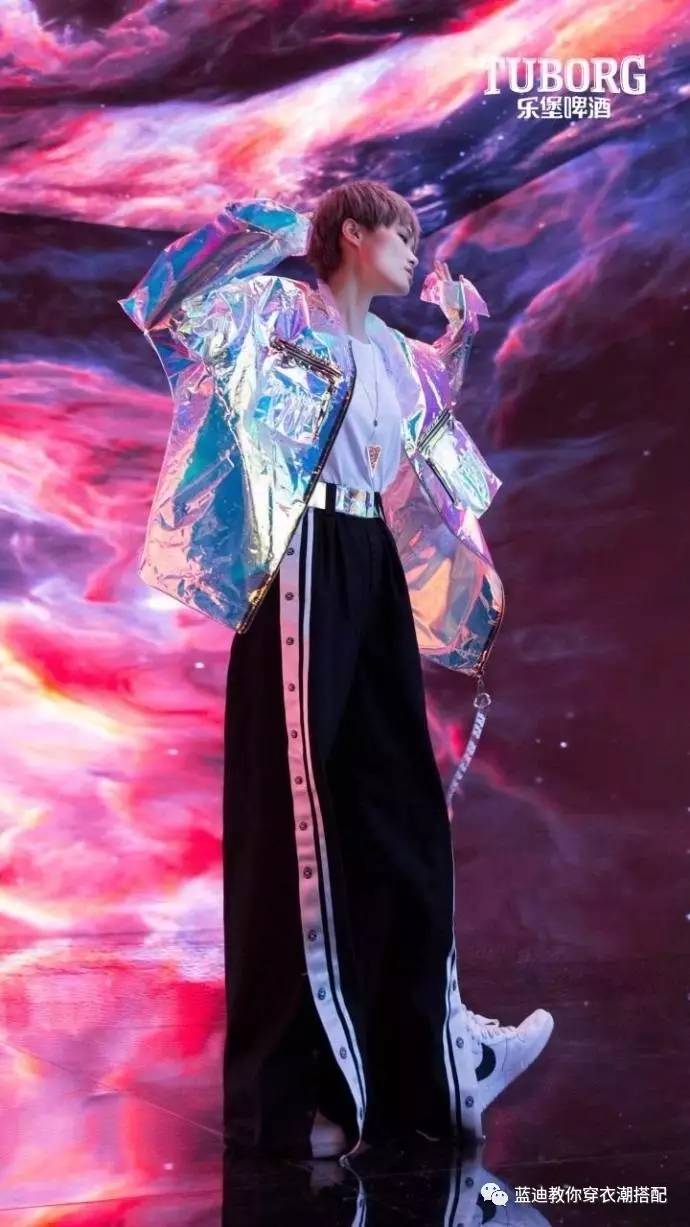 张碧晨礼服怎么搭配,明星活动李沁