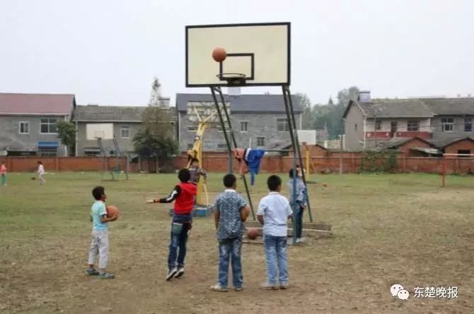 良心呢？开学第二天，黄石这辆面包车内竟然挤满14个娃……｜LaLa姐