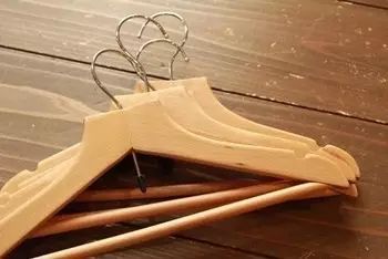 衣架选不好，你的贵衣服都毁了！