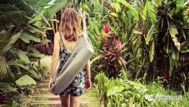 经期可以练瑜伽下犬式么,龙式瑜伽经期可以练吗