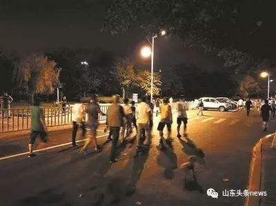 暴走团是对是错,暴走团在马路上走的内幕