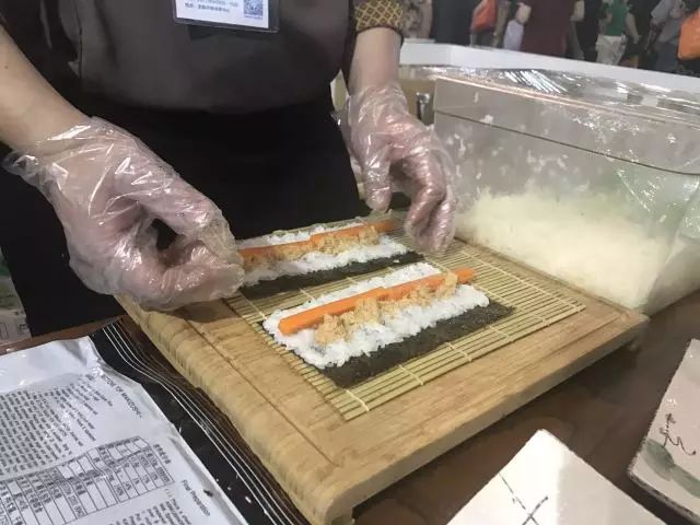 无锡吃货快去！2000多种商品，*疆新**红枣、台湾凤梨酥、阳山糯米饼分分钟抢空……看完只想立刻冲去现场！