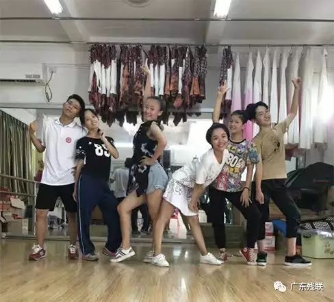 播撒特殊艺术的火种——聆听广东汕头聋人学校舞蹈辅导师庄文洁的故事