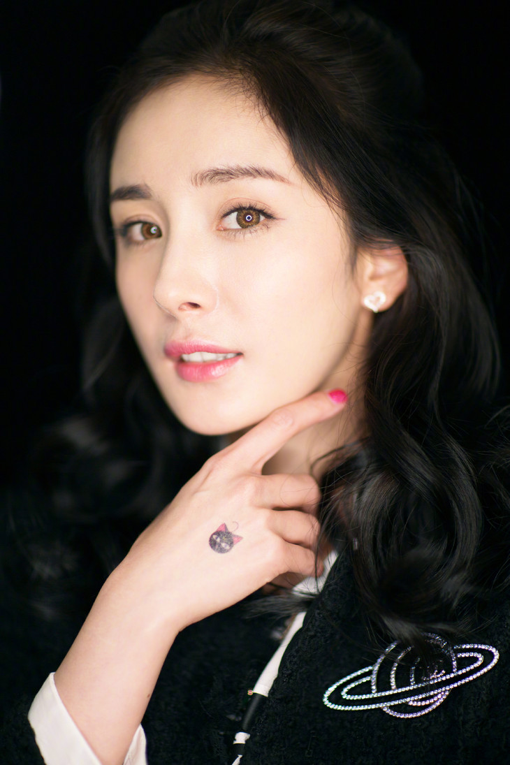 杨幂和马思纯,杨幂下半身失踪西装