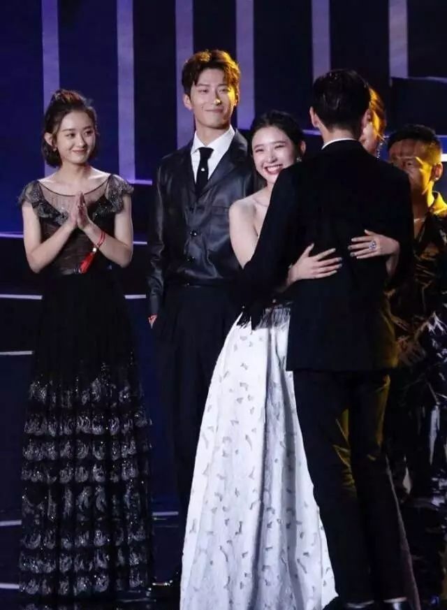 「娱乐圈原创点评」在某场公益活动里，几乎半个娱乐圈情侣家属的明星都出来虐狗了……为什么这么虐赵丽颖，单身汪招惹谁了～