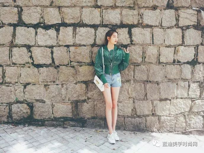 关晓彤沈梦辰合作舞台花絮,明星私服沈梦辰