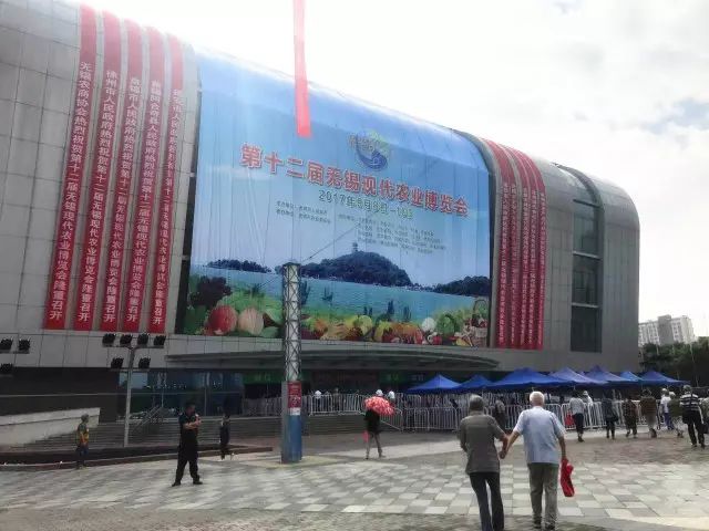 无锡吃货快去！2000多种商品，*疆新**红枣、台湾凤梨酥、阳山糯米饼分分钟抢空……看完只想立刻冲去现场！