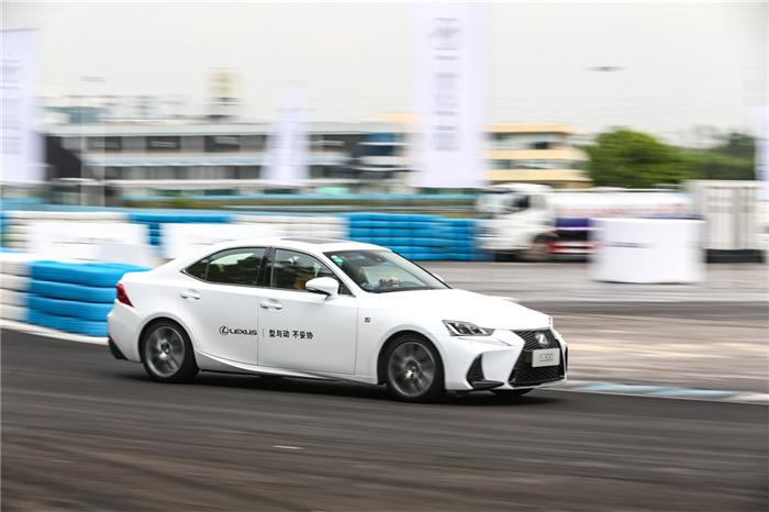 “型与动，不妥协”赛道体验雷克萨斯IS