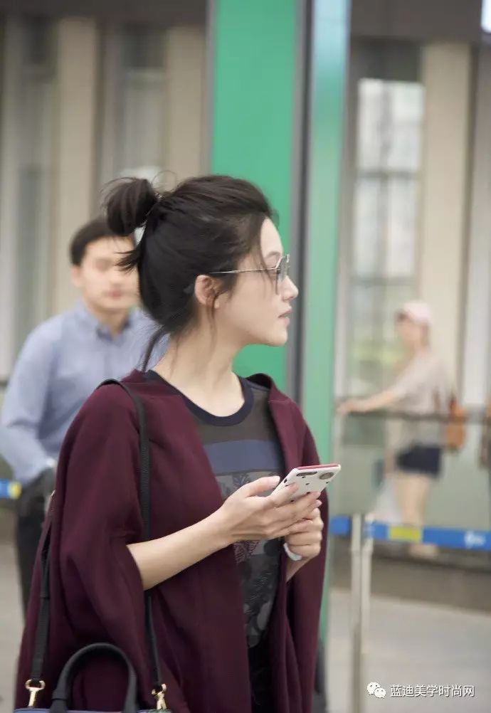 关晓彤沈梦辰合作舞台花絮,明星私服沈梦辰