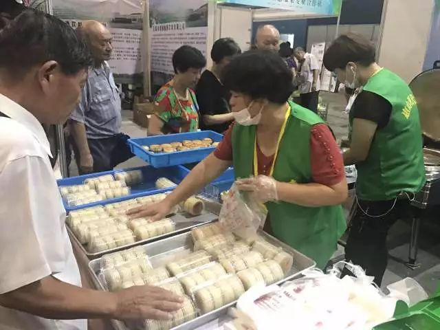 无锡吃货快去！2000多种商品，*疆新**红枣、台湾凤梨酥、阳山糯米饼分分钟抢空……看完只想立刻冲去现场！