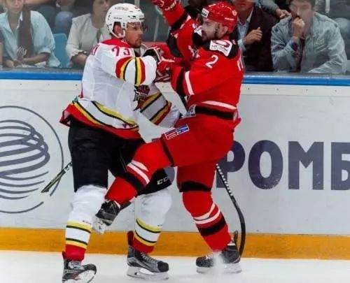 冰球里的门区越位是什么,冰球比赛蓝线和红线越位