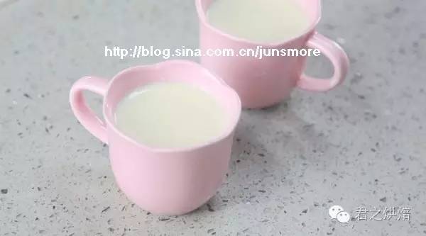 极简单的牛奶布丁，香浓嫩滑好美味！