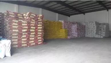 肥料结块是起反应吗,肥料起坨还能用吗