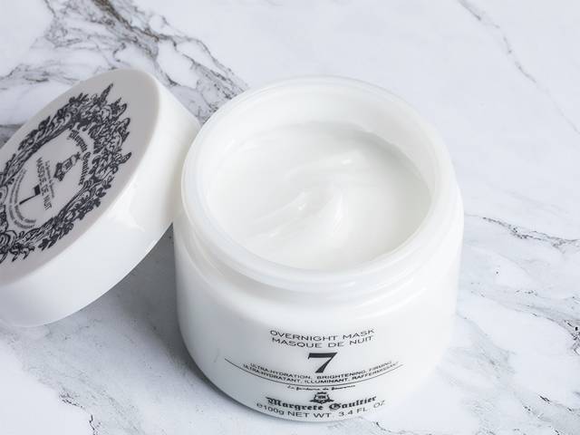 抹上这个眼霜，立刻感觉眼部皮肤被拉平、提亮了！