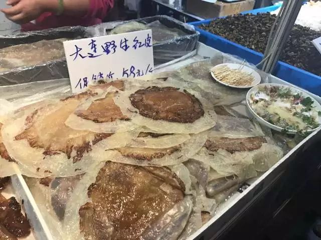 无锡吃货快去！2000多种商品，*疆新**红枣、台湾凤梨酥、阳山糯米饼分分钟抢空……看完只想立刻冲去现场！