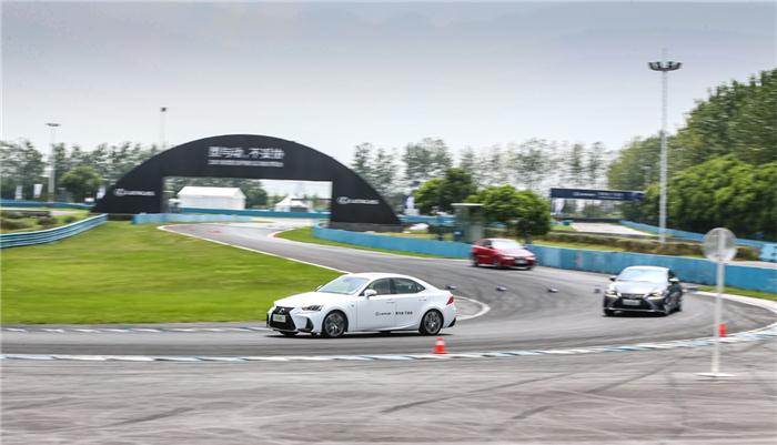 “型与动，不妥协”赛道体验雷克萨斯IS