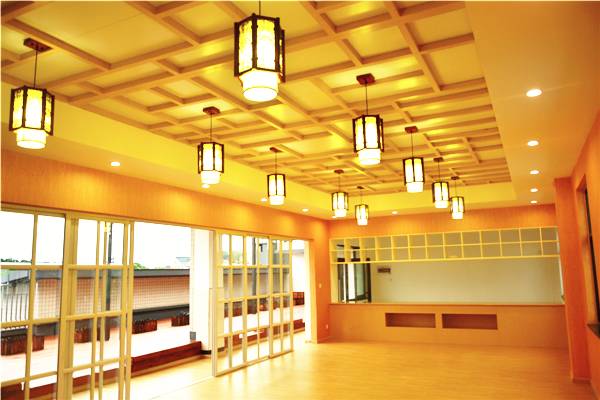 这所小学不仅拥有无敌湖景，还有一个滨江历史博物馆