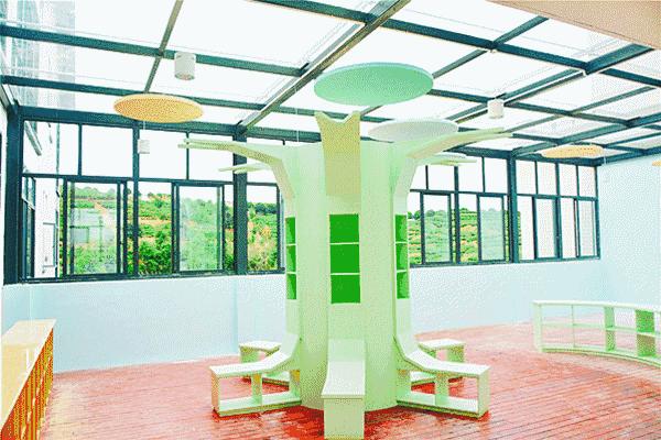 这所小学不仅拥有无敌湖景，还有一个滨江历史博物馆