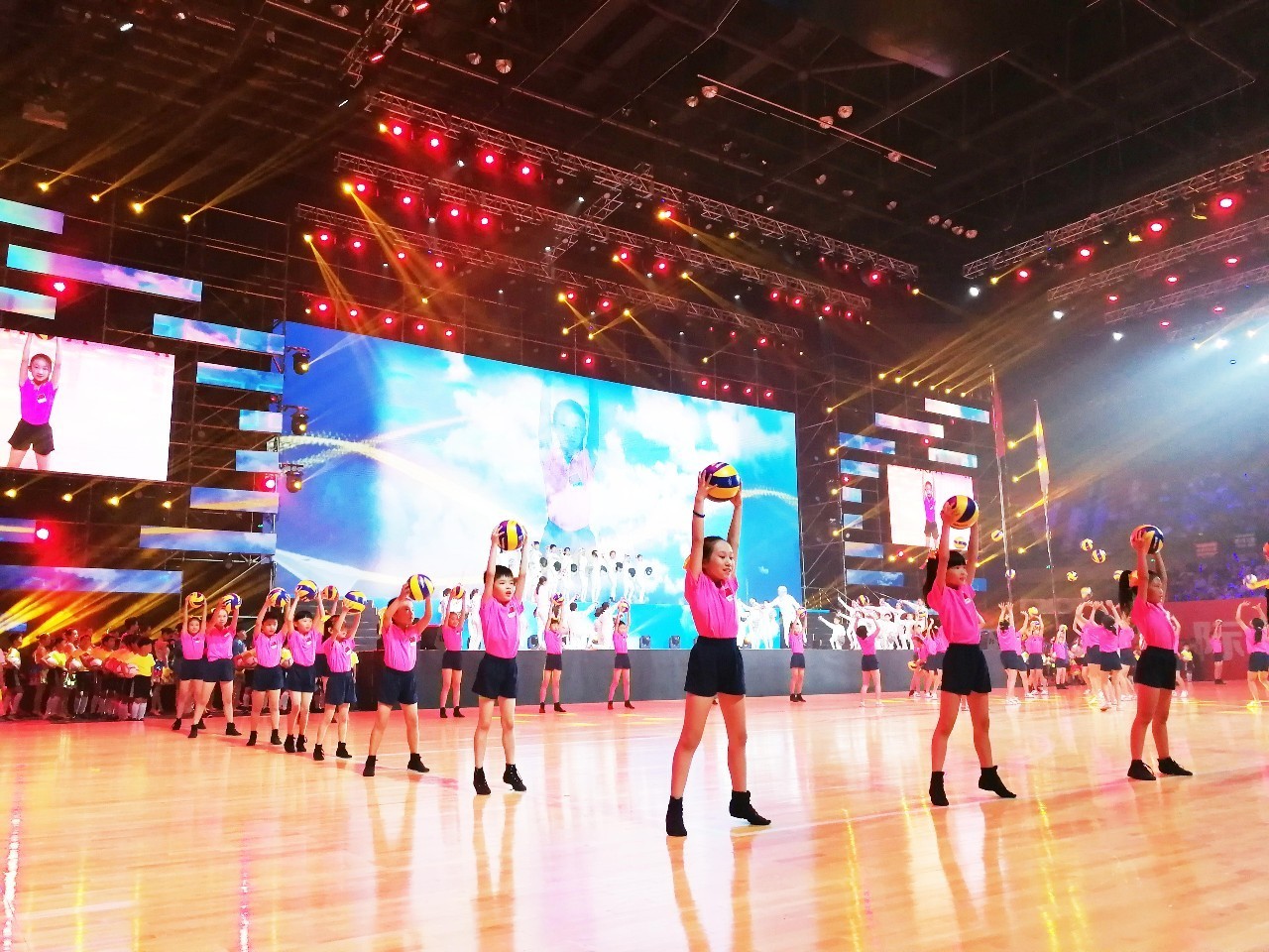 新静安第一届运动会开幕式,静安新体育中心活动看台