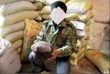 肥料结块是起反应吗,肥料起坨还能用吗