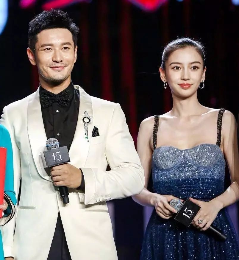 「娱乐圈原创点评」在某场公益活动里，几乎半个娱乐圈情侣家属的明星都出来虐狗了……为什么这么虐赵丽颖，单身汪招惹谁了～