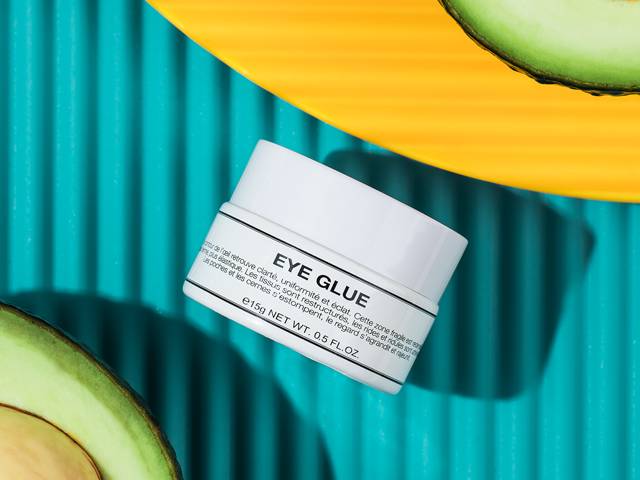 抹上这个眼霜，立刻感觉眼部皮肤被拉平、提亮了！