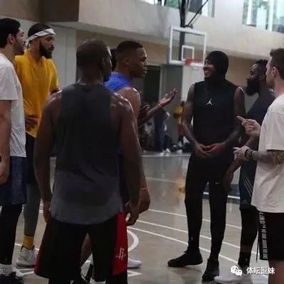 相拥而笑！不停赛不队长之笨马去哪了？