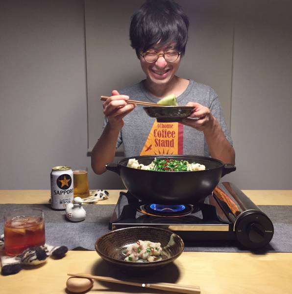 又双叒叕有一对日本小夫妻来花式撒狗粮了！只有吃到恋人用心做出的料理时才会笑得这么甜吧！