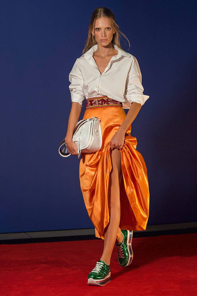 热巴米兰献T台首秀，华丽变身西西里公主｜时装周