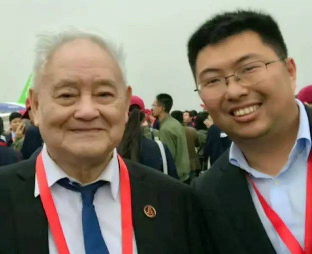 会开飞机的机器人,会开飞机的建筑师