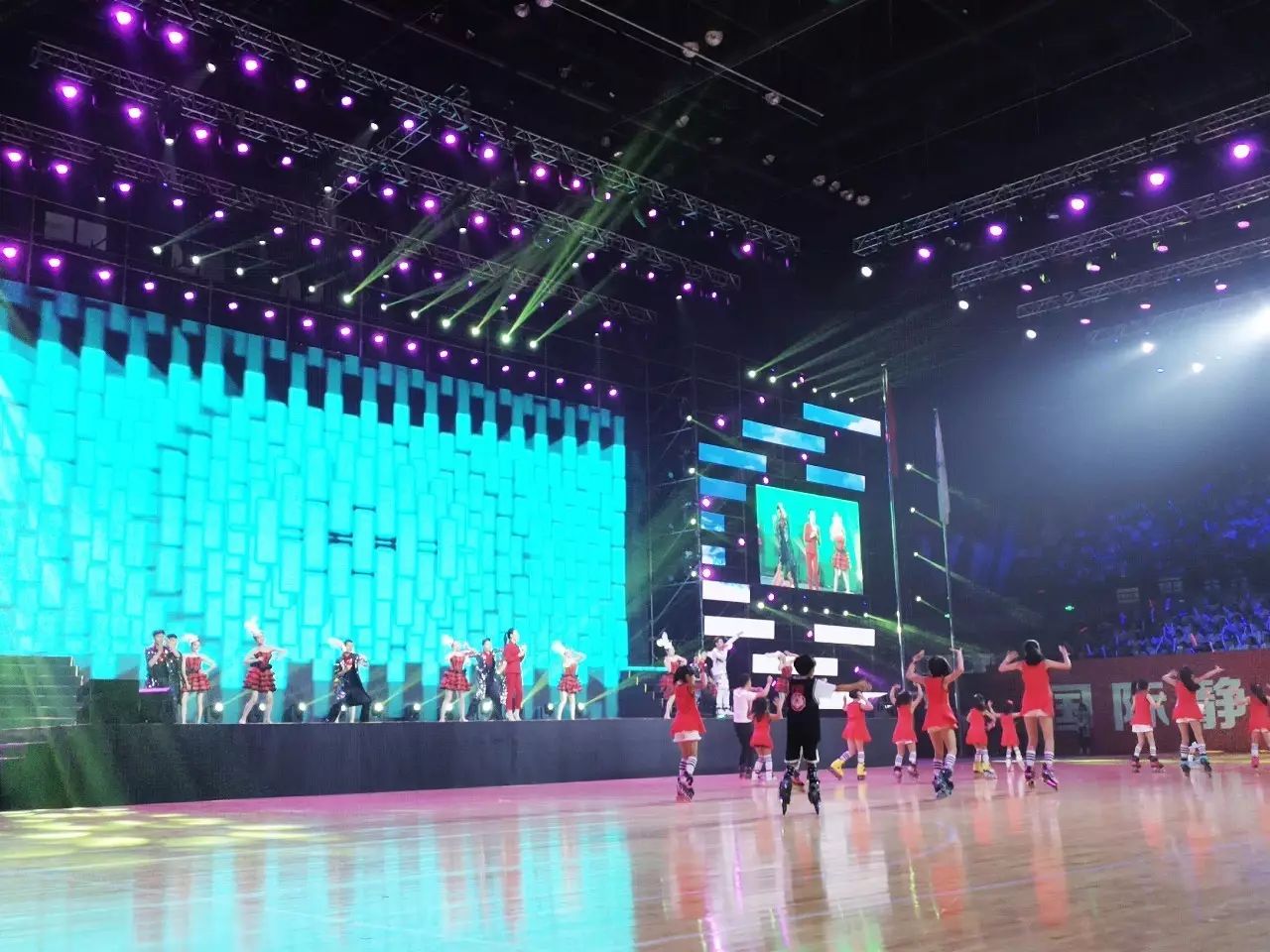 新静安第一届运动会开幕式,静安新体育中心活动看台