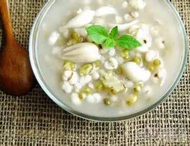 秋天口干舌燥伴有咳嗽食疗,秋天上火的食物有哪些