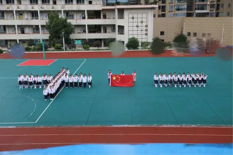 正安一小“喜迎十九大，我向祖国妈妈献礼”秀一秀自己和五星红旗之间发生的故事