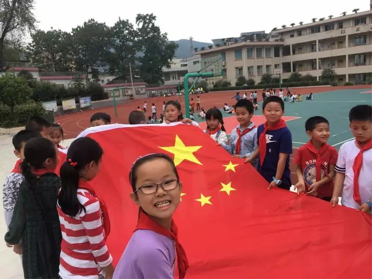 正安一小“喜迎十九大，我向祖国妈妈献礼”秀一秀自己和五星红旗之间发生的故事