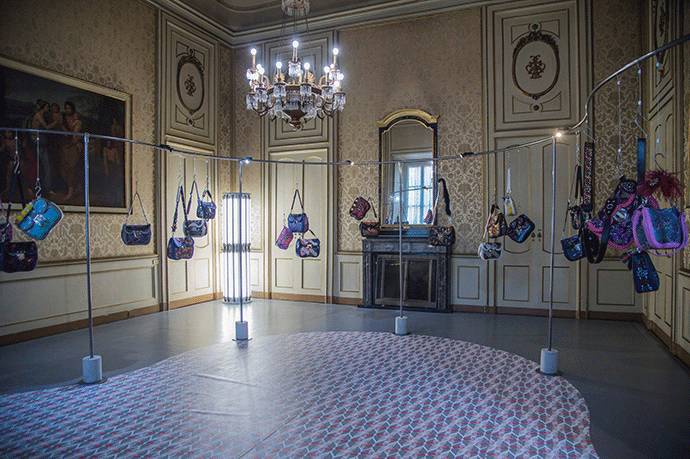 热巴米兰献T台首秀，华丽变身西西里公主｜时装周