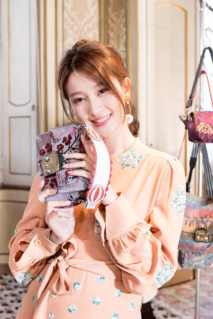 热巴米兰献T台首秀，华丽变身西西里公主｜时装周