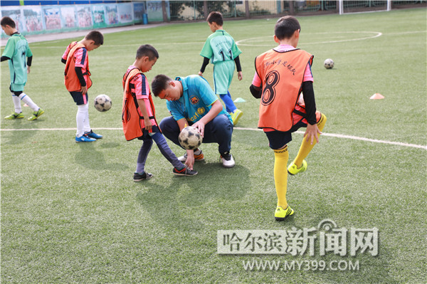 河松小学与他们借来的足球梦