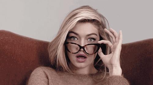 41岁赵薇与25岁周冬雨同框竟像“母女”？都是发型惹的祸！