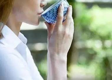 秋天口干舌燥伴有咳嗽食疗,秋天上火的食物有哪些