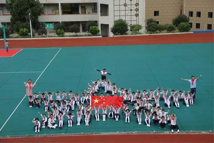 正安一小“喜迎十九大，我向祖国妈妈献礼”秀一秀自己和五星红旗之间发生的故事