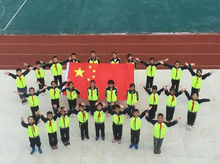 正安一小“喜迎十九大，我向祖国妈妈献礼”秀一秀自己和五星红旗之间发生的故事