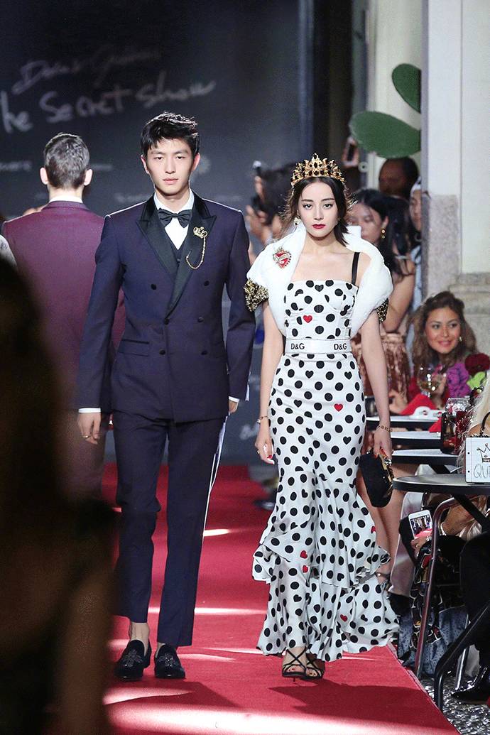 热巴米兰献T台首秀，华丽变身西西里公主｜时装周