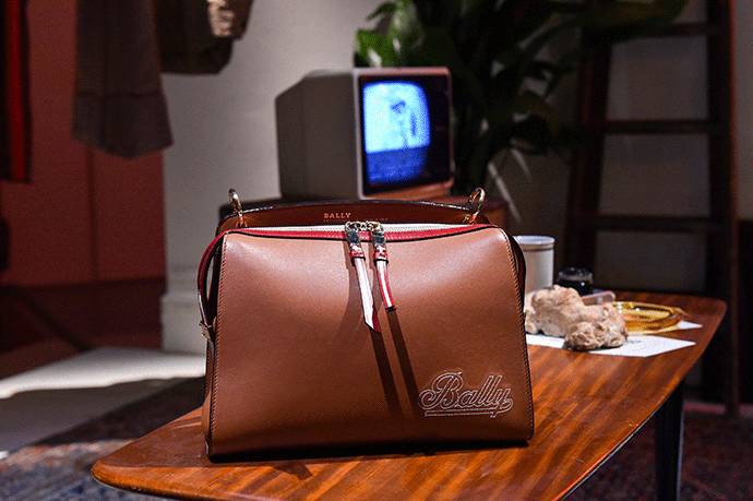 热巴米兰献T台首秀，华丽变身西西里公主｜时装周